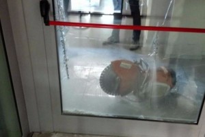 Tentano rapina con sega circolare.