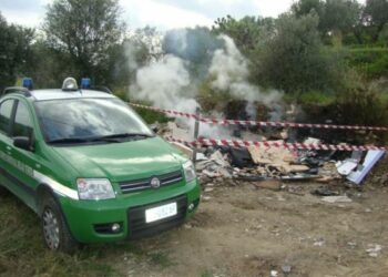 Abbandonano rifiuti e poi li bruciano, tre denunce nel catanzarese
