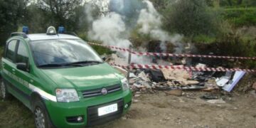 Abbandonano rifiuti e poi li bruciano, tre denunce nel catanzarese