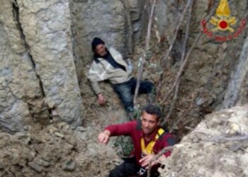 Crotone: cade in un pozzo, salvato dai pompieri