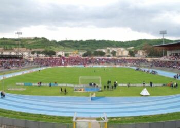 Lancia petardo e ferisce tifosa, Daspo a 28enne di Cosenza