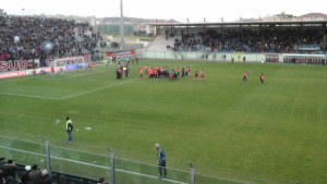 rossoblù salutano i tifosi della curva sud