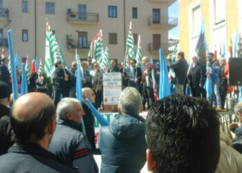 Crotone, manifestazione sindacale per Lavoro, Dignità, Legalità