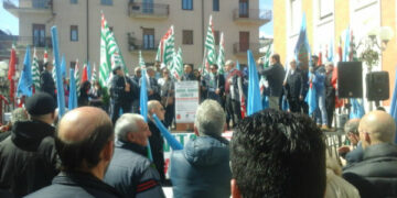 Crotone, manifestazione sindacale per Lavoro, Dignità, Legalità
