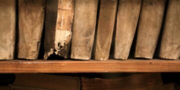 ‘L’archivio storico diocesano di Crotone’ in un libro di Giovambattista Scalise