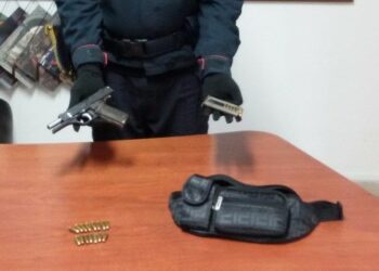 Pistola con matricola punzonata, arrestati padre e figlio a Isola Capo Rizzuto