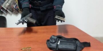 Pistola con matricola punzonata, arrestati padre e figlio a Isola Capo Rizzuto