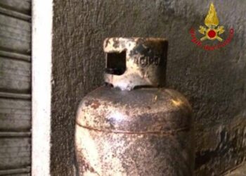 Incendio nel catanzarese, fiamme e paura per una bombola di gas