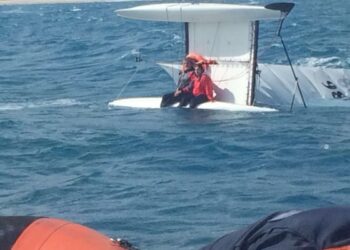 Catamarano rovesciato in mare aperto nel catanzarese, salvate due persone
