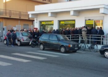 Interminabili code per ritirare la pensione, i consigli di Poste Italiane