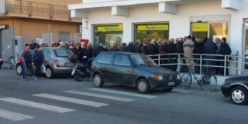 Interminabili code per ritirare la pensione, i consigli di Poste Italiane