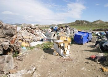 Sequestrata discarica abusiva di rifiuti a San Mauro Marchesato
