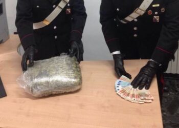 Sotto la ruota di scorta 2 kg di marijuana, un arresto a Casabona
