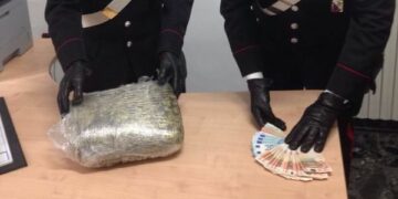 Sotto la ruota di scorta 2 kg di marijuana, un arresto a Casabona