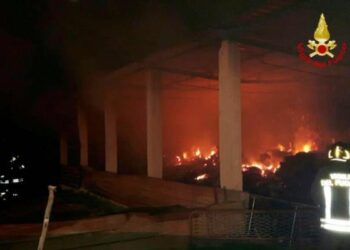 Isola Capo Rizzuto, incendio in azienda: a fuoco balle di fieno