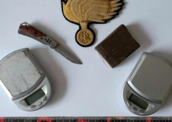 Panetto di hashish in tasca, arrestato 47enne a Crotone