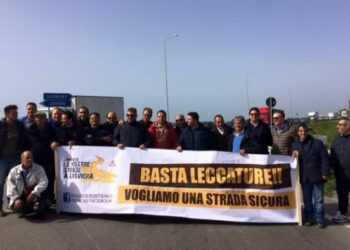 Sindaci e cittadini del crotonese protestano sulla SS106