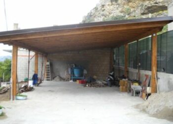 Tettoia abusiva in zona protetta a Santa Severina