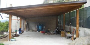 Tettoia abusiva in zona protetta a Santa Severina