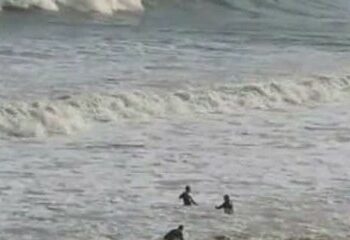 La Polizia salva un uomo che tenta il suicidio gettandosi nel mare in burrasca