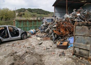 Sequestrata area abusiva per la demolizione di veicoli