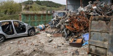 Sequestrata area abusiva per la demolizione di veicoli