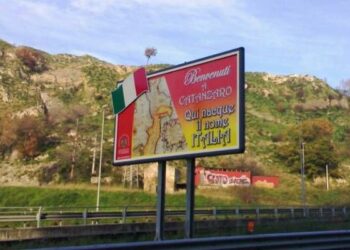 Anas rimuove cartello ‘Catanzaro, qui nacque il nome Italia’, era abusivo