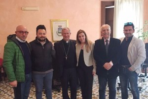 Don Pino Caiazzo con giunta comunale Isola Capo Rizzuto