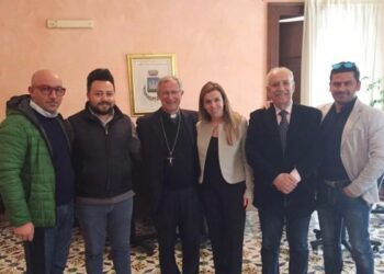 Monsignor Caiazzo in visita al Comune di Isola
