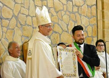 Isola Capo Rizzuto saluta Don Pino