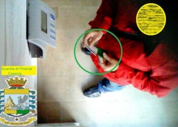 Furbetti del cartellino, timbravano ma erano assenti: 12 arresti a Rossano