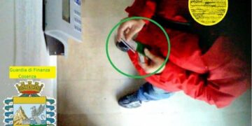 Furbetti del cartellino, timbravano ma erano assenti: 12 arresti a Rossano