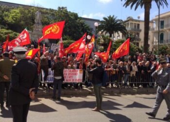 Renzi contestato a Reggio: ‘Calabria ha bisogno di fatti e non di patti’