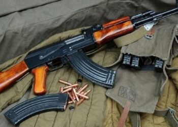 Scoperto arsenale in un box a Rende, mitragliatrici e kalashnikov