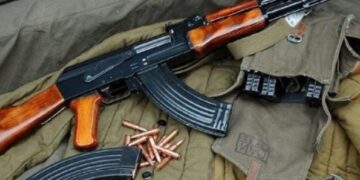 Scoperto arsenale in un box a Rende, mitragliatrici e kalashnikov