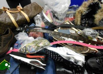 Merce contraffatta, 17 arresti: scoperto outlet ‘grandi firme’ a Crotone