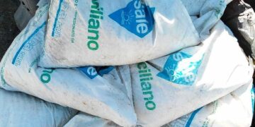 Ciro’:Sacchi di Sale da cucina, di origine siciliana buttati ai piedi di due cassonetti per i rifiuti in localita’ Marinella