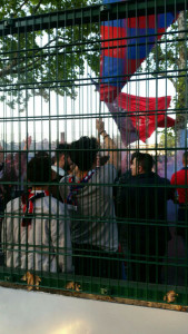 tifosi rossoblù davanti al braglia