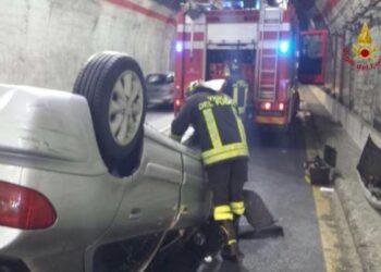 Auto ribaltata in galleria a Catanzaro