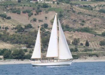 Studenti romani scoprono la Magna Grecia in barca a vela, tappa a Crotone