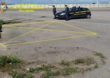 Chiosco abusivo blocca lavori stradali a Corigliano, sgomberato