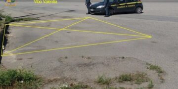 Chiosco abusivo blocca lavori stradali a Corigliano, sgomberato