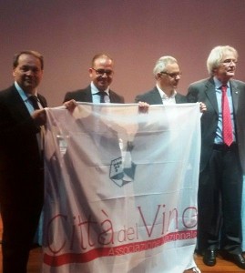 Consegna bandiera al sindaco