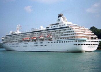 Crociere, attesa a Crotone la Crystal Symphony
