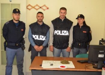 Spacciava ai domiciliari, arrestato 18enne crotonese