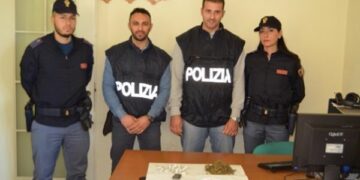 Spacciava ai domiciliari, arrestato 18enne crotonese