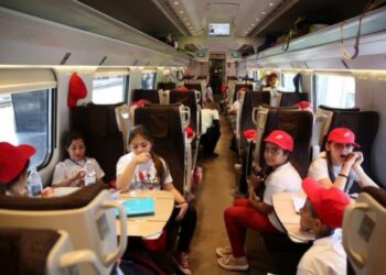 Papa Francesco accoglie 500 piccoli migranti arrivati dalla Calabria