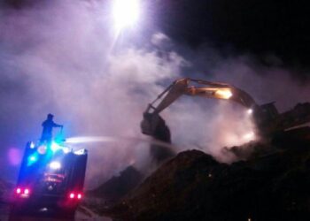 Vasto incendio all’impianto Biomasse di Cutro