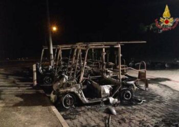 In fiamme dieci golf car nel reggino, destinate ai turisti