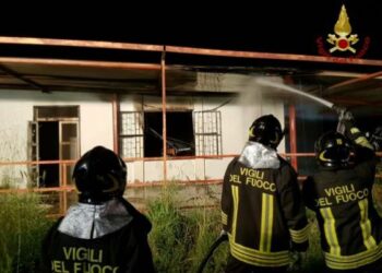 In fiamme ristorante in disuso sulla SS106 a Crotone